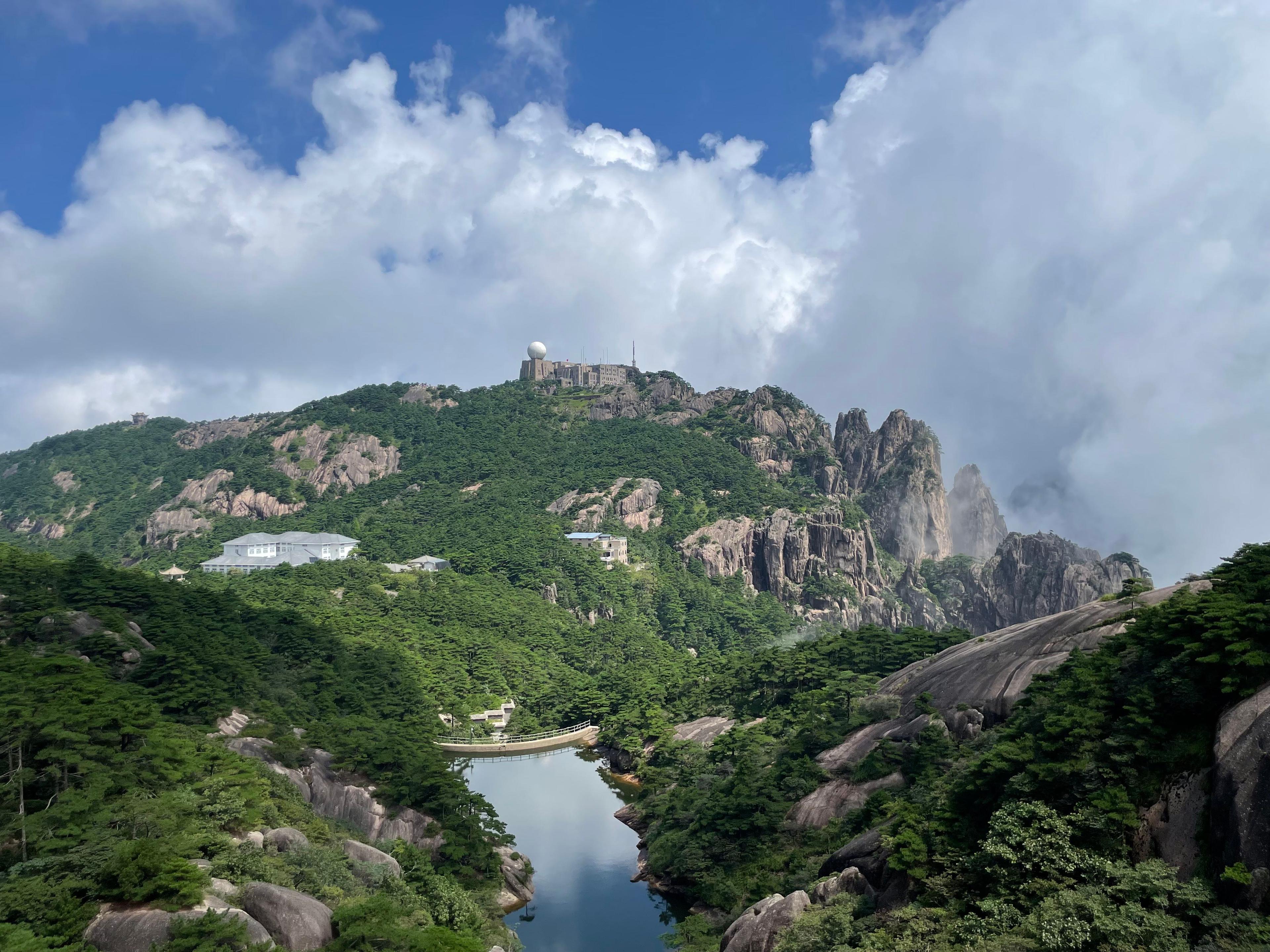 Overlooking Guangming Peak